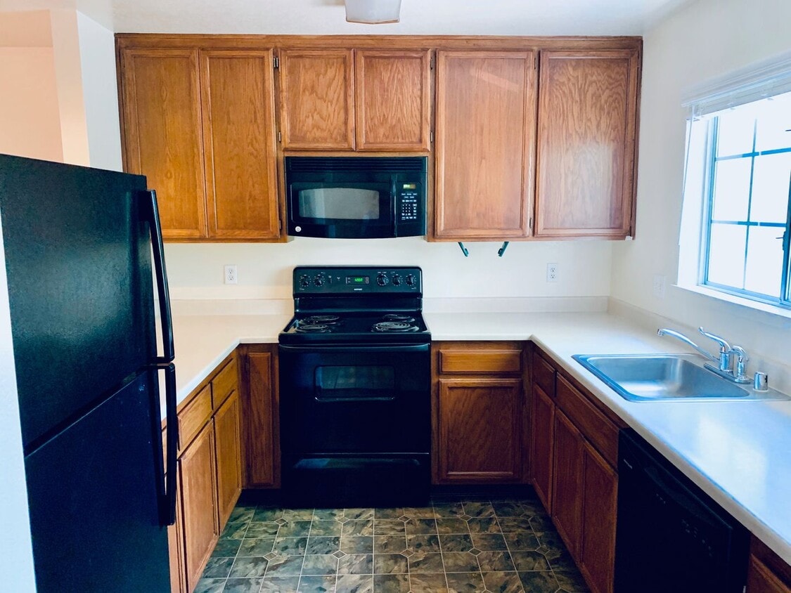 Building Photo - Quiet and Spacious 2 Bedroom 1 Bath Apartment with Ample Closet Space