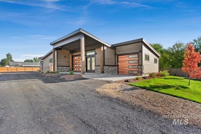 Building Photo - 384 London St