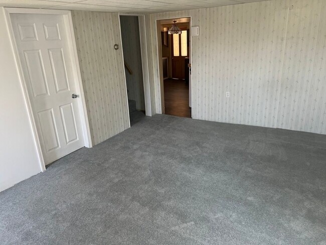 Foto del edificio - Spacious and Just Renovated 3 Bed/1.5 Bath...