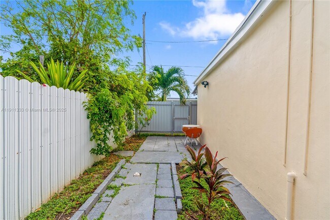 Foto del edificio - 570 W 46th Pl