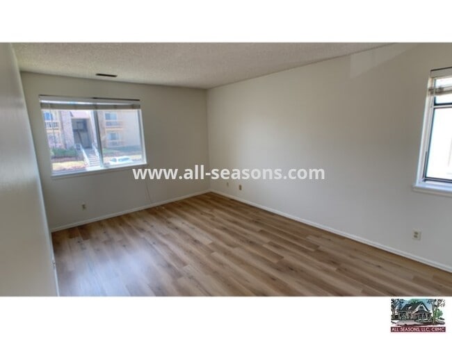 Building Photo - Spacious 2 bedroom condo near World Arena!
