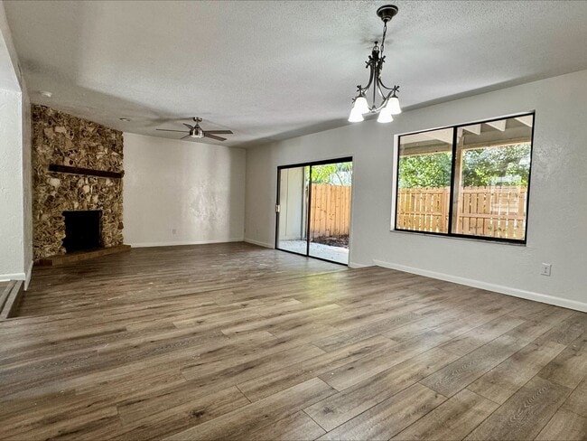 Building Photo - Beautiful 3 Bedroom 3 Bath home $2275