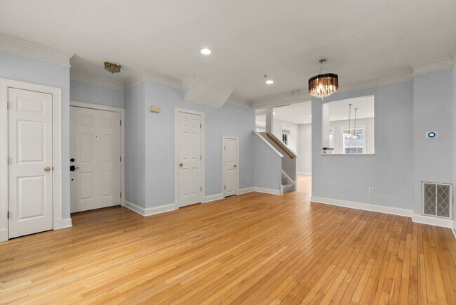 Building Photo - 2 Bed 2.5 Bath - Lakelands Townhome - Deta...