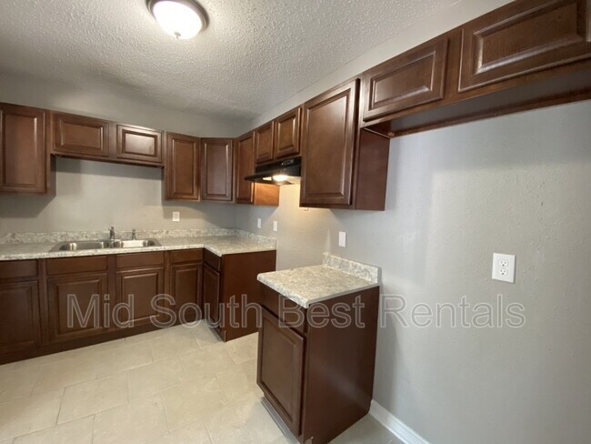 Building Photo - 2092 Labelle St