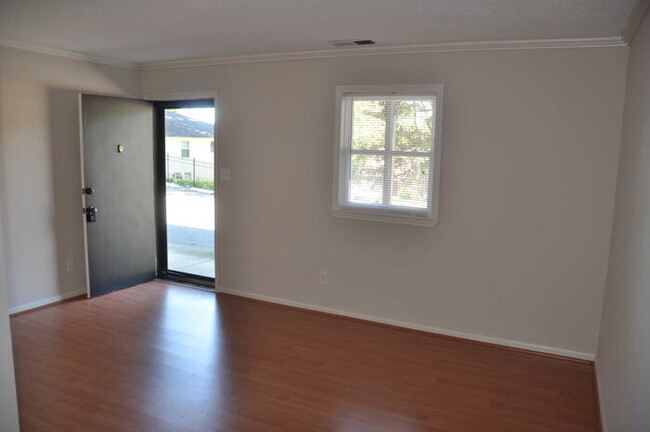 Building Photo - 1310-6 BrookstownAve-1BR/1BA-West End APT!!!