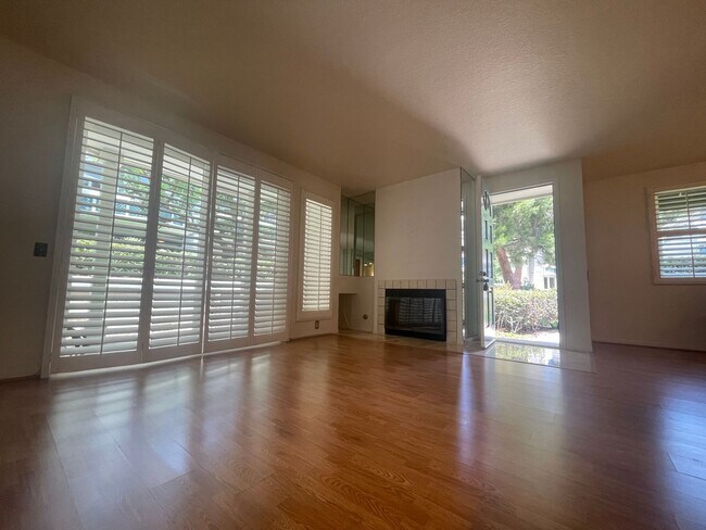 Building Photo - Bright and Spacious End-Unit Townhome in t...
