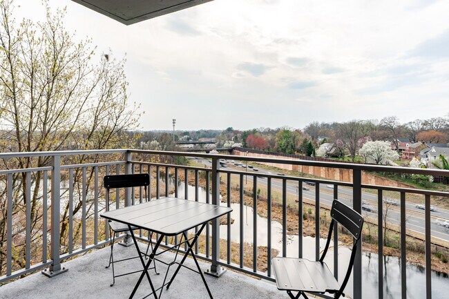 Building Photo - 4650 Washington Blvd