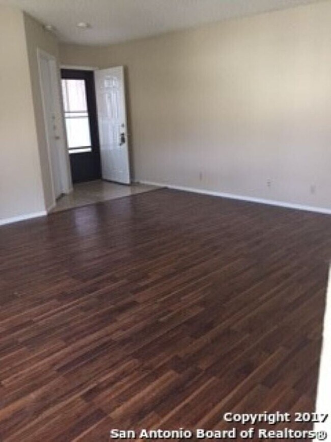 Building Photo - 3 Bedroom 2 bathroom located in Heritage P...
