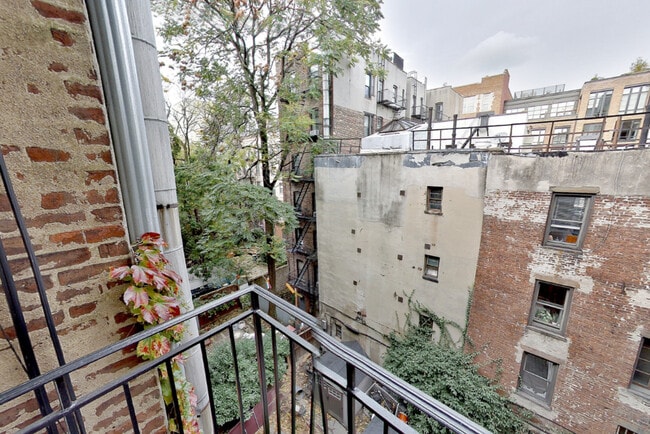 Building Photo - 279 E 10th St