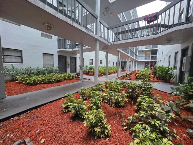 Foto del edificio - 1880 N Congress Ave