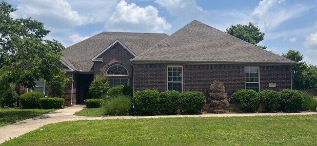 Building Photo - Close to the Amp and Promenade