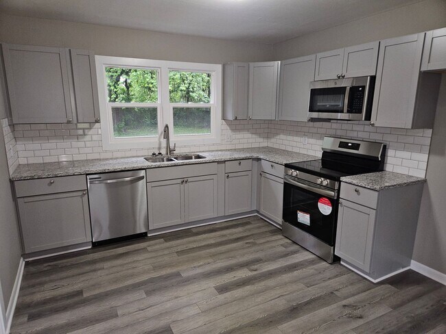 Building Photo - 3 bedroom / 2 Bath - Available Soon!