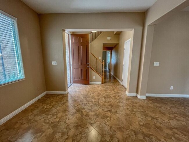 Foto del edificio - Charming 5-Bedroom Home in Desired Community!