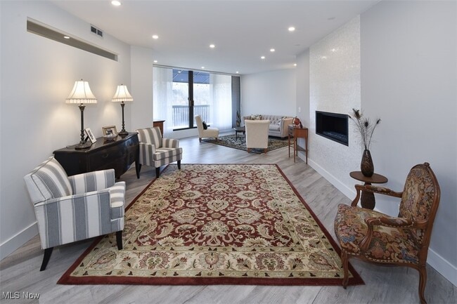 Foto del edificio - 19000 Lake Rd