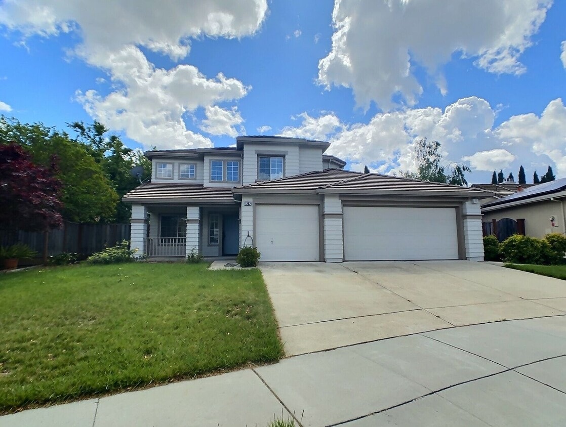 Primary Photo - Spacious 4 Bedroom House on the Westside o...