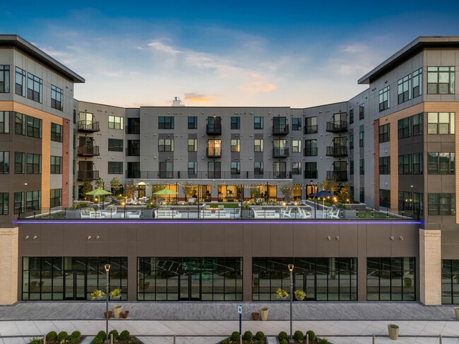 Building Photo - The James at Springline