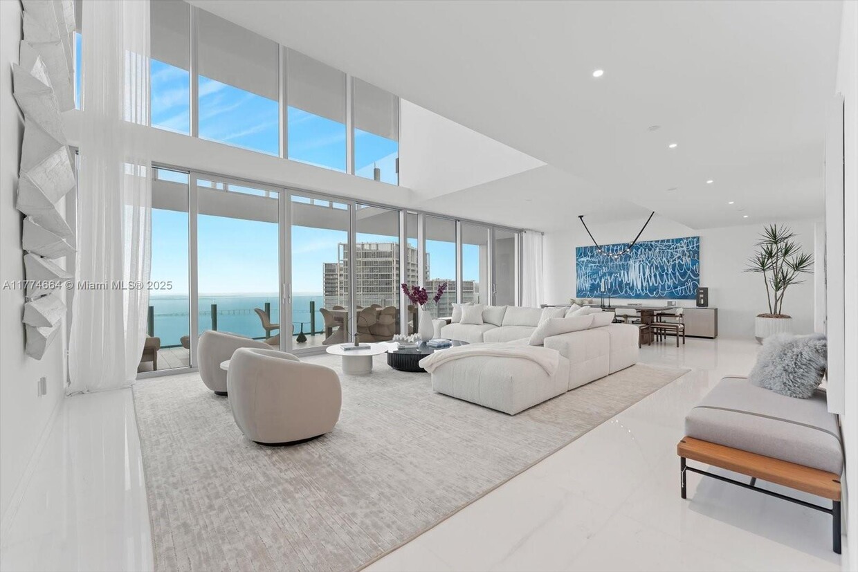 Primary Photo - 300 Biscayne Blvd Way