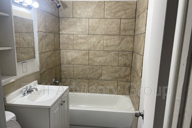Building Photo - 512 SE Pinecrest Dr