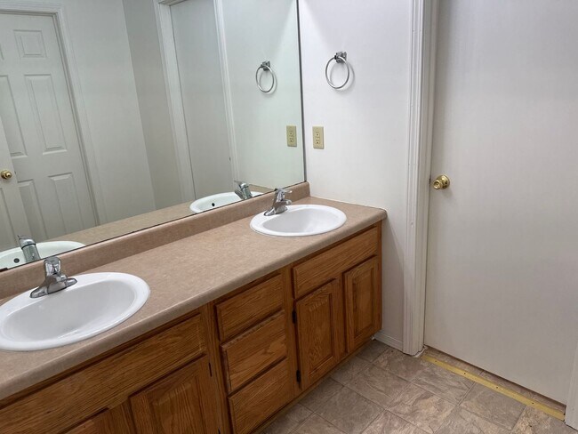 Building Photo - Great 3 Bedroom 2 Bathroom home for $1295!