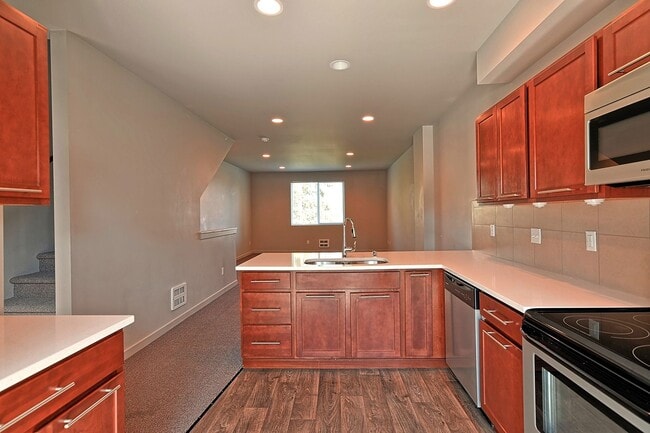 Foto del edificio - Spacious Townhome Near Silver Lake