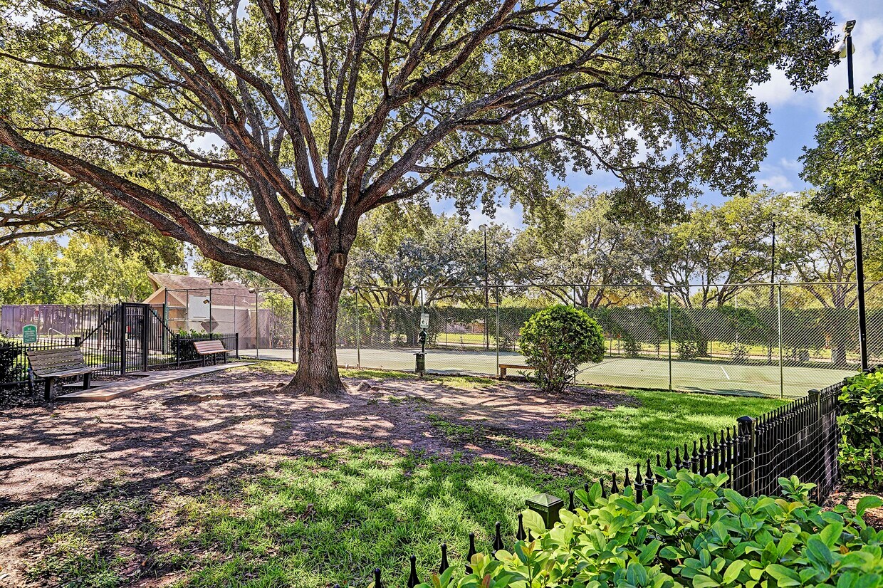 Foto del edificio - 13948 Hollowgreen Dr