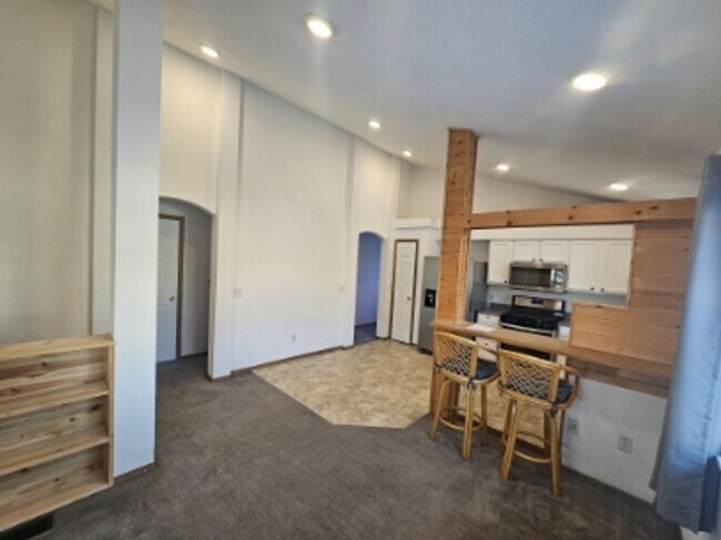 Foto del edificio - Charming 2 Bedroom Home with Fenced Yard – Dog Friendly!