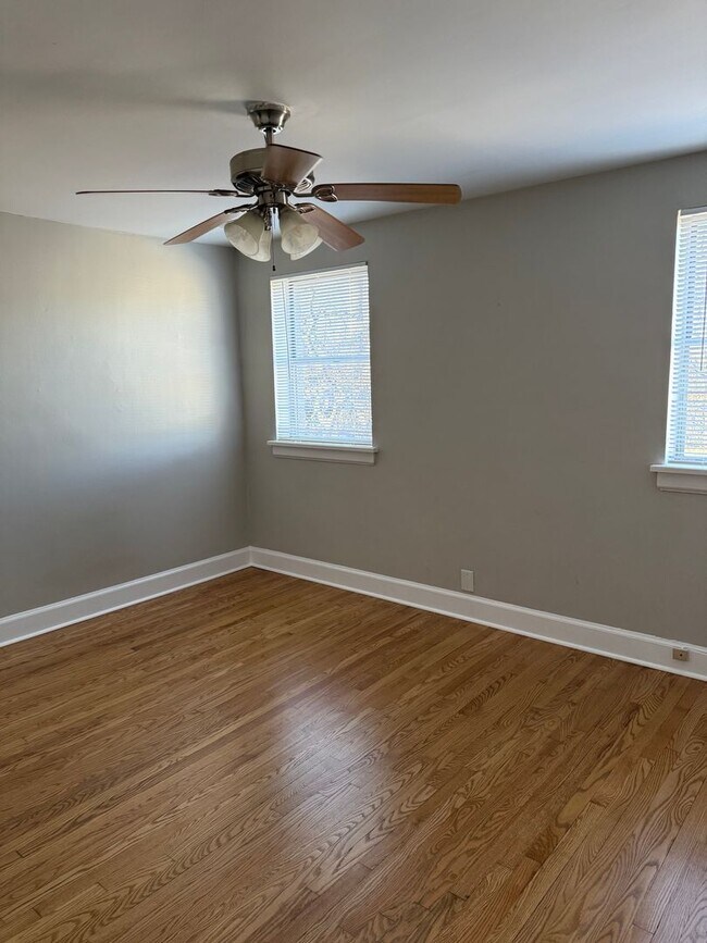 Building Photo - Upstairs Condo Living Centrally Located