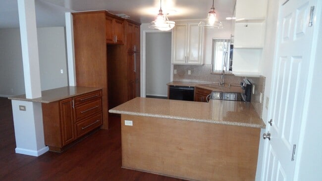 Foto del edificio - Spacious 6 Bedroom, 3 Bathroom, Single Fam...