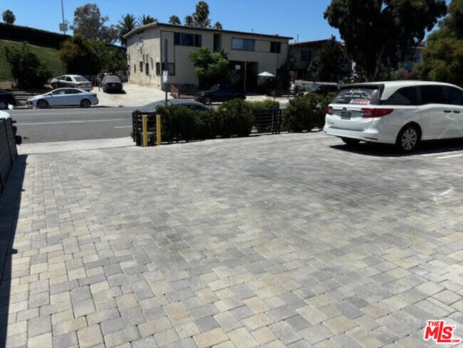 Building Photo - 640 Heliotrope Dr
