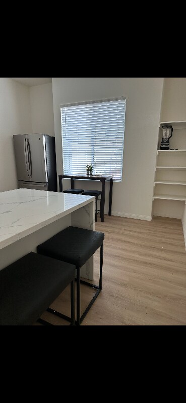 Foto del edificio - 527 Eureka Dr