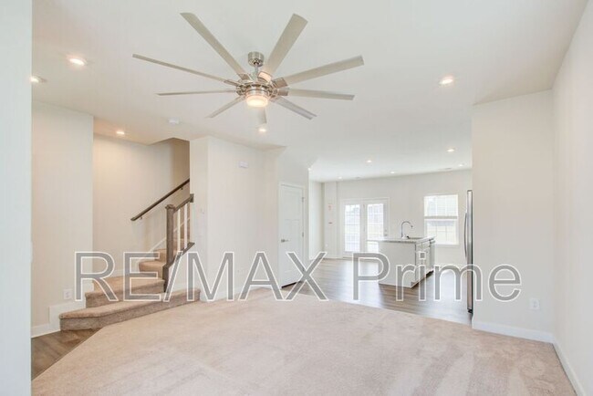 Building Photo - 255 Goldenstar Ln
