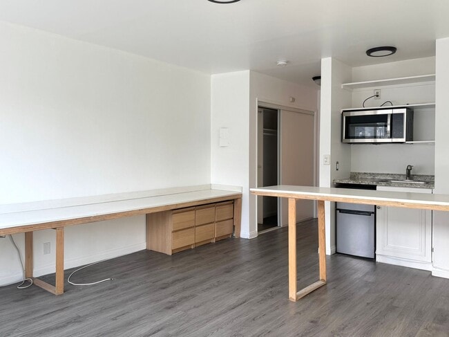 Building Photo - Remodeled Bachelor Apartment in Koreatown!