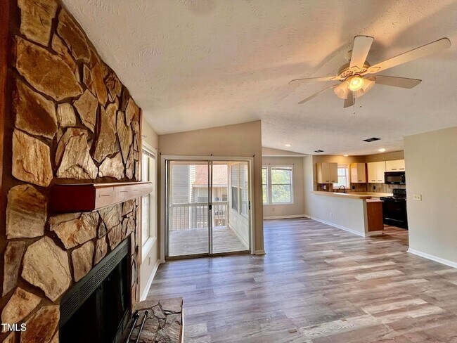 Foto del edificio - 1006 Wood Creek Dr