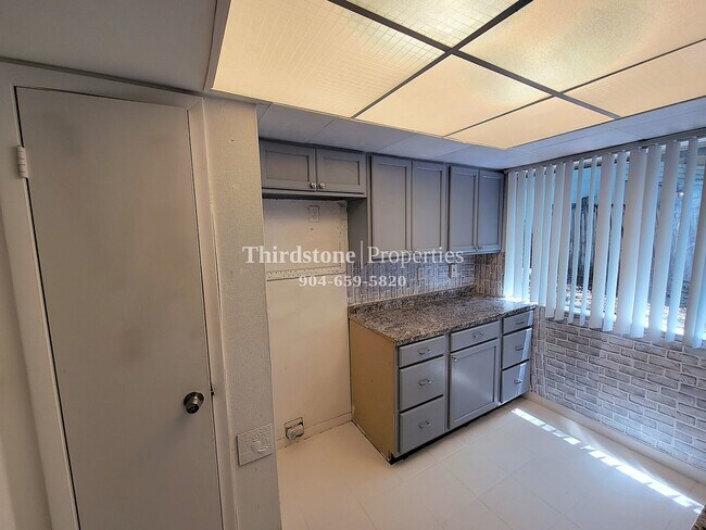 Building Photo - 722 OAKS MANOR CT UNIT L1-2, Jacksonville,...