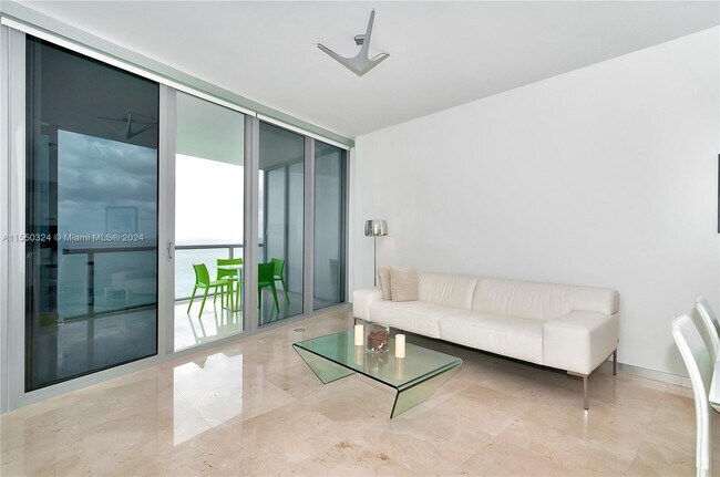 Foto del edificio - 17121 Collins Ave