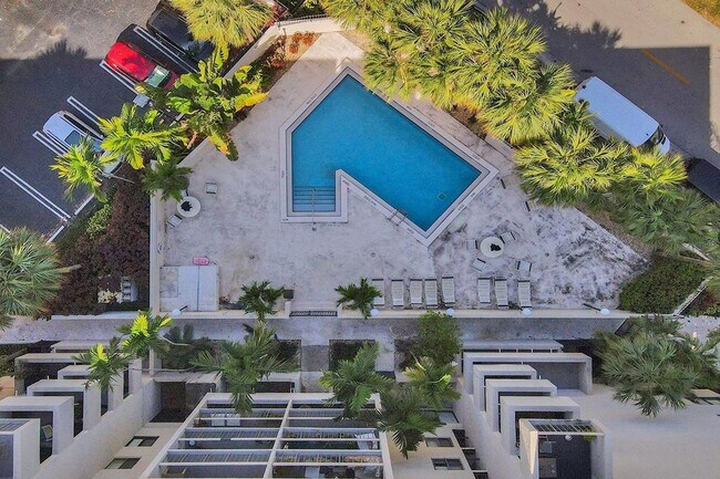 Foto del edificio - 2715 Tigertail Ave