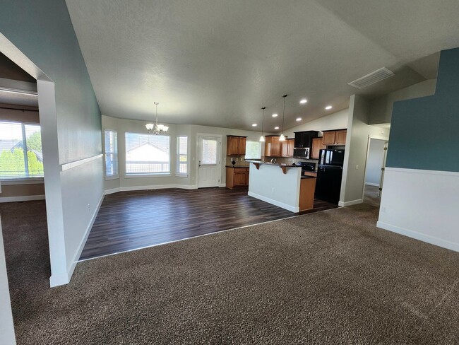 Building Photo - Single Story Home w/Huge Fenced Backyard!