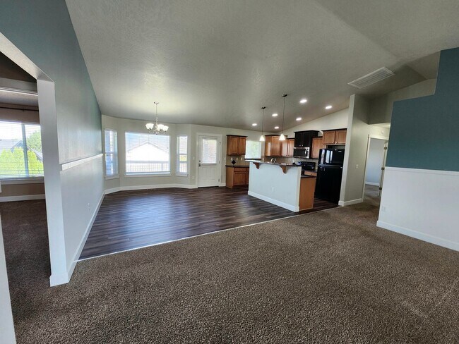 Foto del edificio - Single Story Home w/Huge Fenced Backyard!