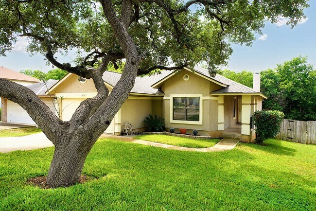 Building Photo - Charming 3-Bed Home with Ideal Entertainin...