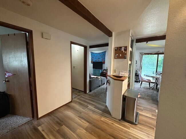 Foto del edificio - 4 Bed, 2 Bath Home - Easy Access to I-5 and WWU