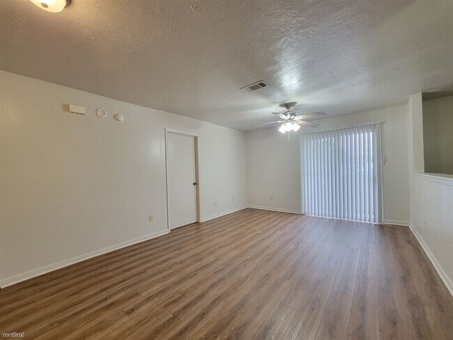 Building Photo - 2 br, 2 bath 4plex - 409 Summer Ct B