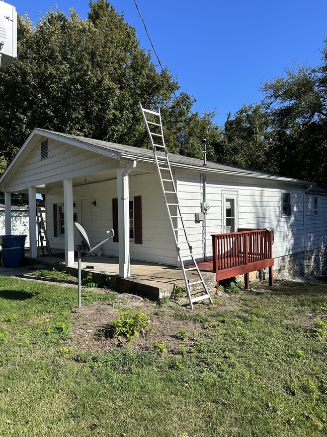 Lado derecho de la casa con porche - 809 College Ave