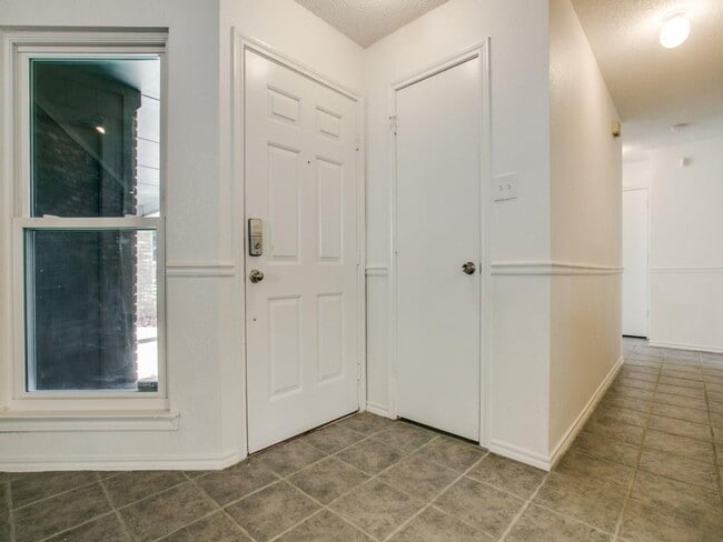 Building Photo - 2411 Bayberry Ln