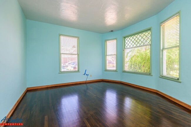 Building Photo - Lovely Home | Desirable Location