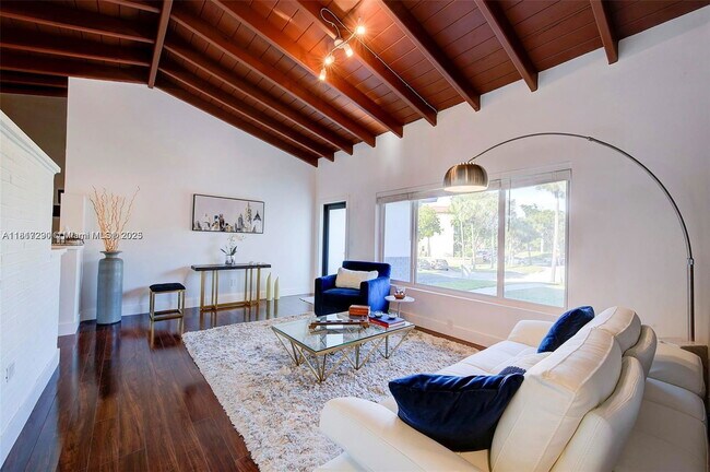 Foto del edificio - 2190 NE 169th St