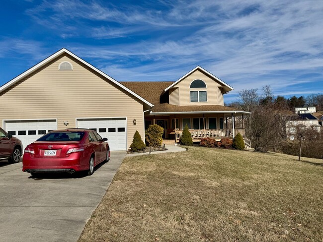 Foto del edificio - Spacious Two-Story Home in Blacksburg