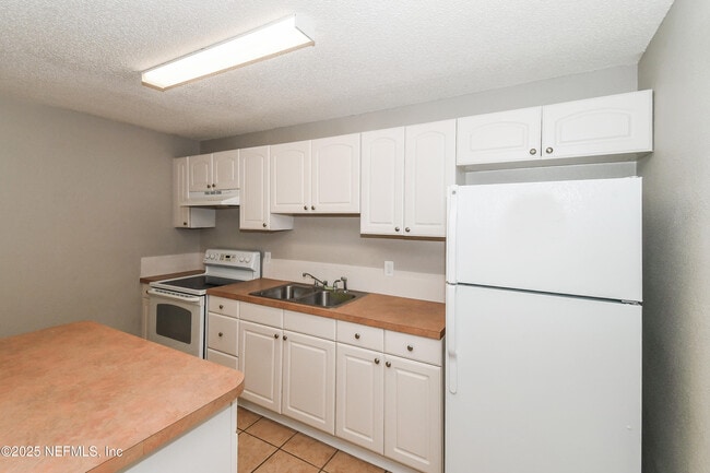 Building Photo - 1533 Raven Dr S