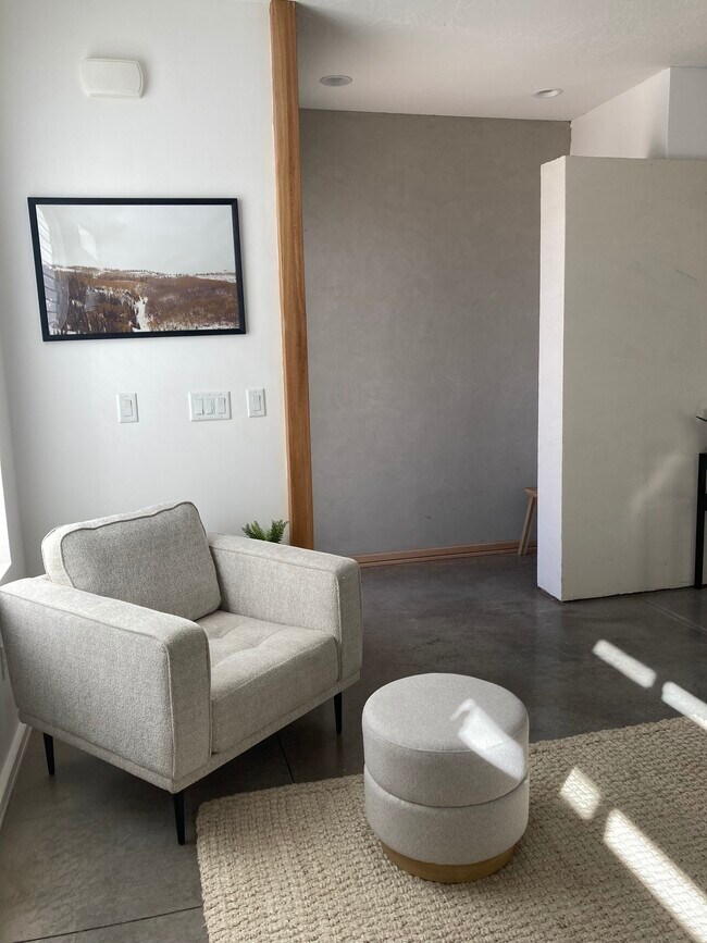 Sala de estar - 438 N Stone Mountain Dr