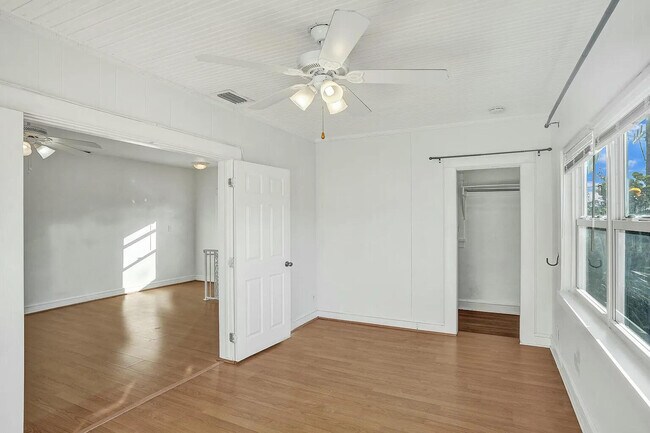 Building Photo - 420 3rd Ave S