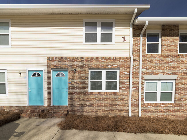 Building Photo - Bloomfield Townhomes